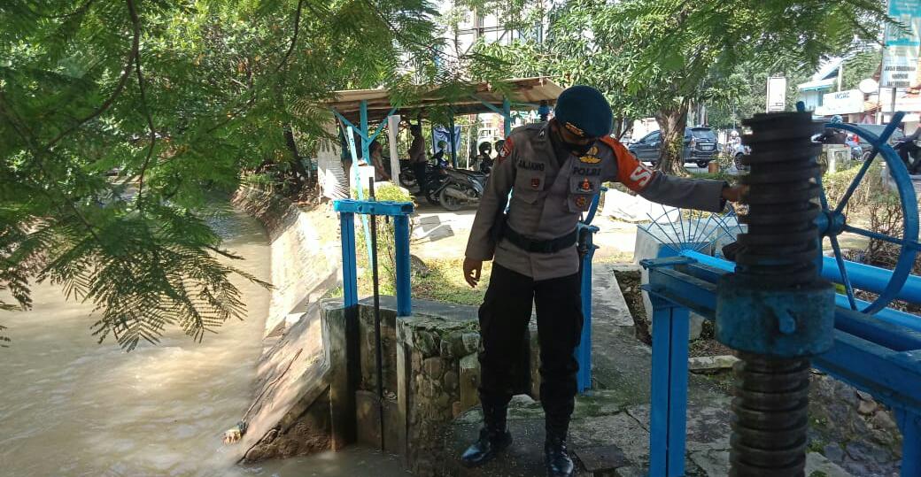 Waspada Terjadinya Banjir, Anggota Sat Brimob Polda Jabar Patroli Pengecekan dan Pembersihan Pintu Saluran Air